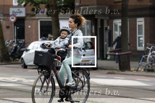Amsterdam 16 juli 2023
Birgit Schuurman met zoontje op de fiets . Haar vriend Sander v Haarlem rijdt op scooter