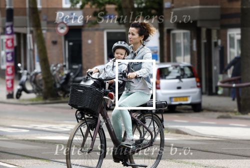 Amsterdam 16 juli 2023
Birgit Schuurman met zoontje op de fiets . Haar vriend Sander v Haarlem rijdt op scooter