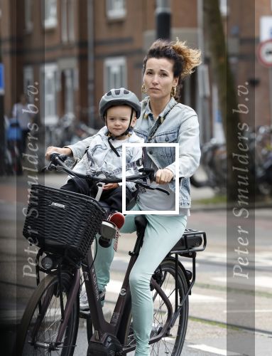 Amsterdam 16 juli 2023
Birgit Schuurman met zoontje op de fiets . Haar vriend Sander v Haarlem rijdt op scooter