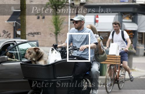 Amsterdam 14 juli 2023
Davy Klaassen met vriendin en hond op de bakfiets in Amsterdam zuid.