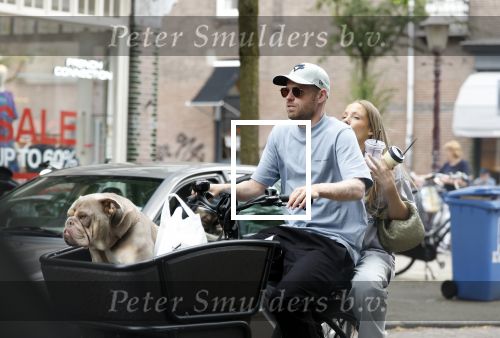Amsterdam 14 juli 2023
Davy Klaassen met vriendin en hond op de bakfiets in Amsterdam zuid.