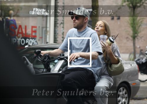 Amsterdam 14 juli 2023
Davy Klaassen met vriendin en hond op de bakfiets in Amsterdam zuid.