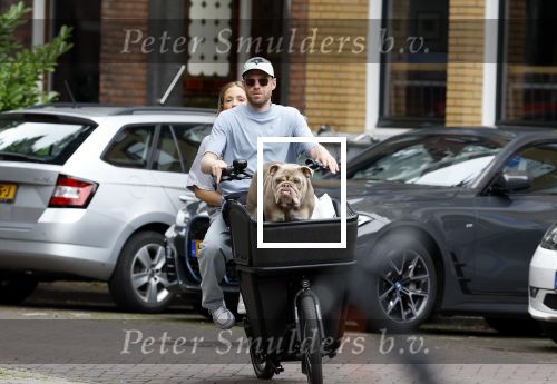Amsterdam 14 juli 2023
Davy Klaassen met vriendin en hond op de bakfiets in Amsterdam zuid.