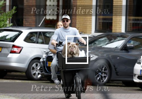 Amsterdam 14 juli 2023
Davy Klaassen met vriendin en hond op de bakfiets in Amsterdam zuid.