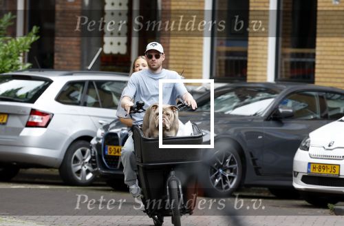 Amsterdam 14 juli 2023
Davy Klaassen met vriendin en hond op de bakfiets in Amsterdam zuid.