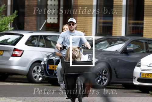 Amsterdam 14 juli 2023
Davy Klaassen met vriendin en hond op de bakfiets in Amsterdam zuid.