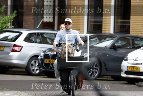 Amsterdam 14 juli 2023
Davy Klaassen met vriendin en hond op de bakfiets in Amsterdam zuid.