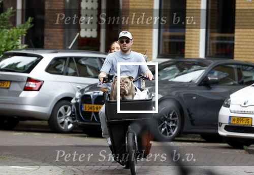 Amsterdam 14 juli 2023
Davy Klaassen met vriendin en hond op de bakfiets in Amsterdam zuid.