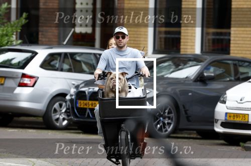 Amsterdam 14 juli 2023
Davy Klaassen met vriendin en hond op de bakfiets in Amsterdam zuid.