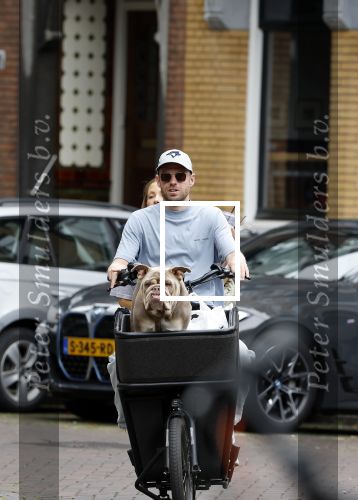 Amsterdam 14 juli 2023
Davy Klaassen met vriendin en hond op de bakfiets in Amsterdam zuid.