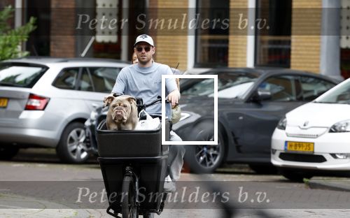 Amsterdam 14 juli 2023
Davy Klaassen met vriendin en hond op de bakfiets in Amsterdam zuid.