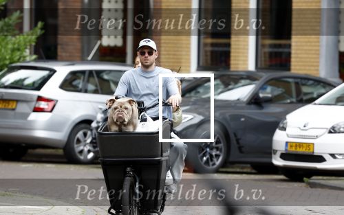 Amsterdam 14 juli 2023
Davy Klaassen met vriendin en hond op de bakfiets in Amsterdam zuid.