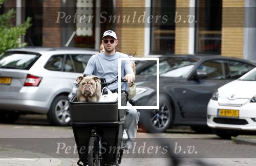 Amsterdam 14 juli 2023
Davy Klaassen met vriendin en hond op de bakfiets in Amsterdam zuid.