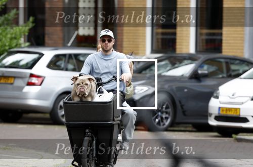 Amsterdam 14 juli 2023
Davy Klaassen met vriendin en hond op de bakfiets in Amsterdam zuid.