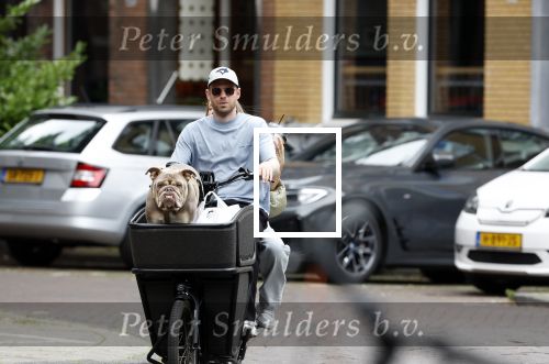 Amsterdam 14 juli 2023
Davy Klaassen met vriendin en hond op de bakfiets in Amsterdam zuid.