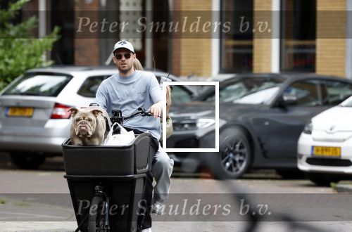 Amsterdam 14 juli 2023
Davy Klaassen met vriendin en hond op de bakfiets in Amsterdam zuid.