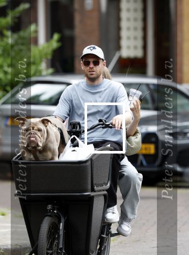 Amsterdam 14 juli 2023
Davy Klaassen met vriendin en hond op de bakfiets in Amsterdam zuid.