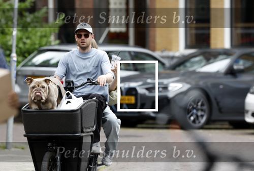 Amsterdam 14 juli 2023
Davy Klaassen met vriendin en hond op de bakfiets in Amsterdam zuid.