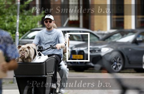 Amsterdam 14 juli 2023
Davy Klaassen met vriendin en hond op de bakfiets in Amsterdam zuid.