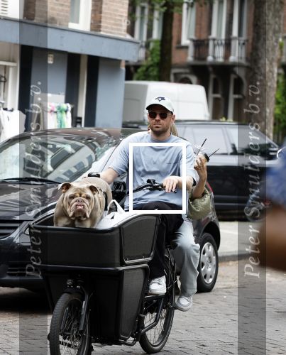 Amsterdam 14 juli 2023
Davy Klaassen met vriendin en hond op de bakfiets in Amsterdam zuid.