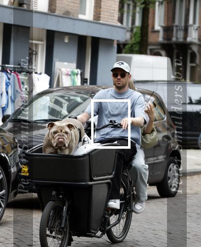 Amsterdam 14 juli 2023
Davy Klaassen met vriendin en hond op de bakfiets in Amsterdam zuid.