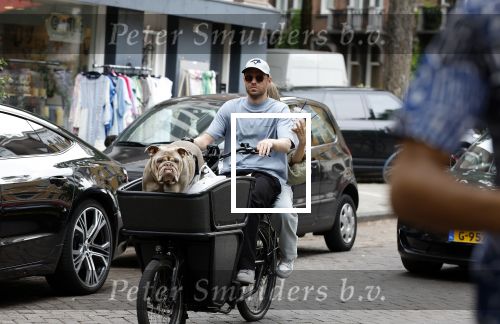 Amsterdam 14 juli 2023
Davy Klaassen met vriendin en hond op de bakfiets in Amsterdam zuid.