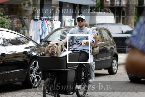 Amsterdam 14 juli 2023
Davy Klaassen met vriendin en hond op de bakfiets in Amsterdam zuid.