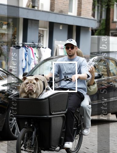 Amsterdam 14 juli 2023
Davy Klaassen met vriendin en hond op de bakfiets in Amsterdam zuid.