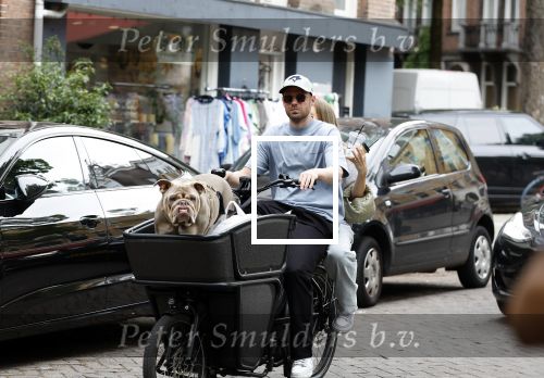 Amsterdam 14 juli 2023
Davy Klaassen met vriendin en hond op de bakfiets in Amsterdam zuid.
