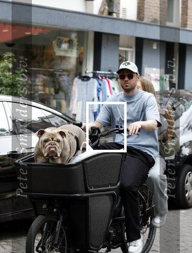 Amsterdam 14 juli 2023
Davy Klaassen met vriendin en hond op de bakfiets in Amsterdam zuid.
