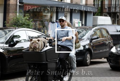 Amsterdam 14 juli 2023
Davy Klaassen met vriendin en hond op de bakfiets in Amsterdam zuid.