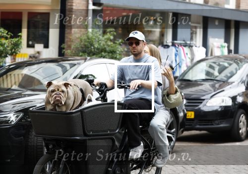 Amsterdam 14 juli 2023
Davy Klaassen met vriendin en hond op de bakfiets in Amsterdam zuid.