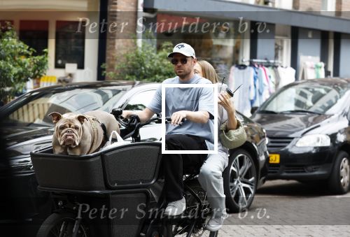 Amsterdam 14 juli 2023
Davy Klaassen met vriendin en hond op de bakfiets in Amsterdam zuid.