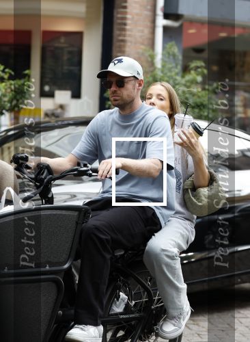 Amsterdam 14 juli 2023
Davy Klaassen met vriendin en hond op de bakfiets in Amsterdam zuid.