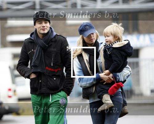 Den Haag 4 februari 2006
Dinand Woesthof met zijn zoon Dean Maddy en vriendin Lucy boodschappen doen.
Peter Smulders bv
