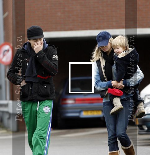 Den Haag 4 februari 2006
Dinand Woesthof met zijn zoon Dean Maddy en vriendin Lucy boodschappen doen.
Peter Smulders bv