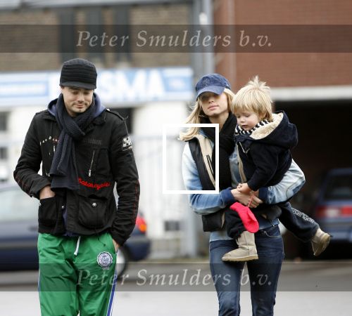 Den Haag 4 februari 2006
Dinand Woesthof met zijn zoon Dean Maddy en vriendin Lucy boodschappen doen.
Peter Smulders bv