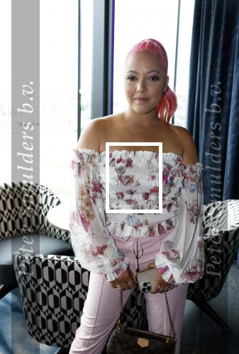 Amsterdam 4 juli 2023
Presentatie Kek Mama cover met Kim Feenstra en Maria Tailort in het Double Tree hotel.
Djamila Celina