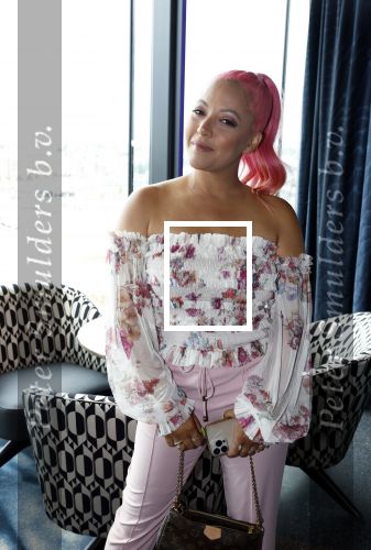 Amsterdam 4 juli 2023
Presentatie Kek Mama cover met Kim Feenstra en Maria Tailort in het Double Tree hotel.
Djamila Celina