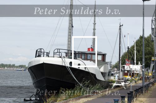 Amsterdam 27 juni 2023
Douwe Bob heeft een huis met 500K winst verkocht en woont nu op een boot aan het IJ
