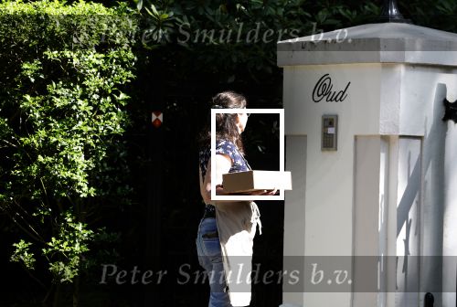 Huizen 7 8 en 9 juli 2023
De autos van Linda de Mol en Jeroen Rietbergen voor haar huis .
Linda viert haar verjaardag met vriendinnen in de tuin . Oa Susan Visser Mireille Bekooy Xenia Kasper en Lies Visschedijk waren aanwezig.
Echte Liefde Kaas en delicatessen brachten een cadeautje