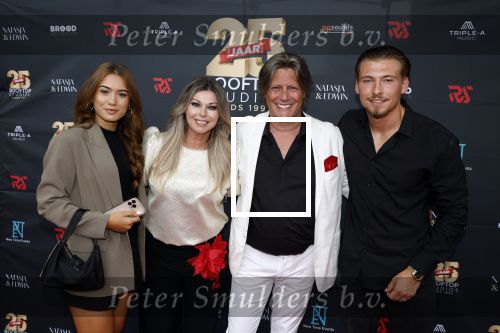 Holten 29 juni 2023
25 jaar Rooftop studio\'s van Edwin v Hoevelaak .
Edwin v Hoevelaak met Natasja Poels en zoon en schoondochter