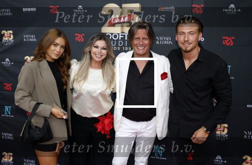 Holten 29 juni 2023
25 jaar Rooftop studio\'s van Edwin v Hoevelaak .
Edwin v Hoevelaak met Natasja Poels en zoon en schoondochter