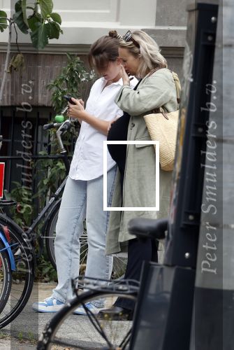 Amsterdam 21 juli 2023
Eva Jinek bij Artis na bespreking redaktie . Eva is zwanger