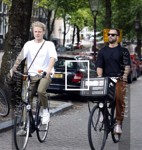 Amsterdam 12 juli 2023
freek bartels en Michael Muyderman op de fiets in het centrum van Amsterdam.