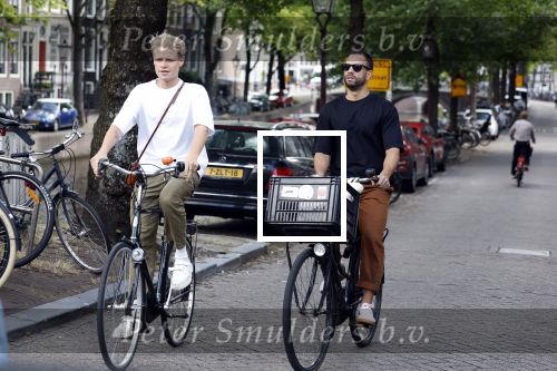 Amsterdam 12 juli 2023
freek bartels en Michael Muyderman op de fiets in het centrum van Amsterdam.