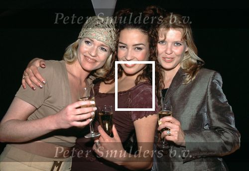 Katja Schuurman met haar vriendinnen Babette v Veen en Guusje Nederhorst met glas champagne in hun handen


PETER SMULDERS