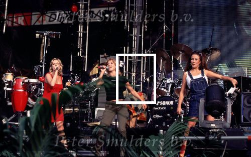 Linda Roos & Jessica
Foto bestemd voor Henk Langerak pag. 2 Vuurwerk