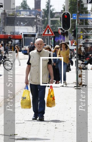 Amsterdam 6 juli 2023
Hugo Metsers heeft boodschappen gedaan en loopt terug naar zijn huis in Amsterdam zuid.