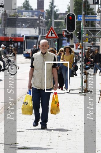 Amsterdam 6 juli 2023
Hugo Metsers heeft boodschappen gedaan en loopt terug naar zijn huis in Amsterdam zuid.